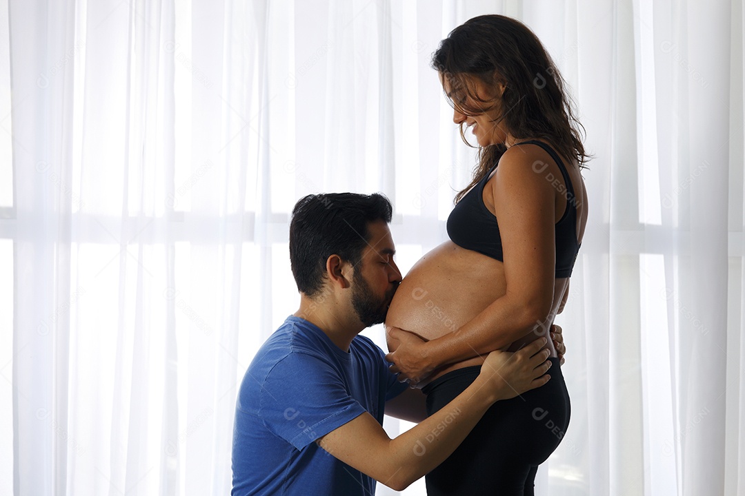 Casal lindo no ensaio de gestante