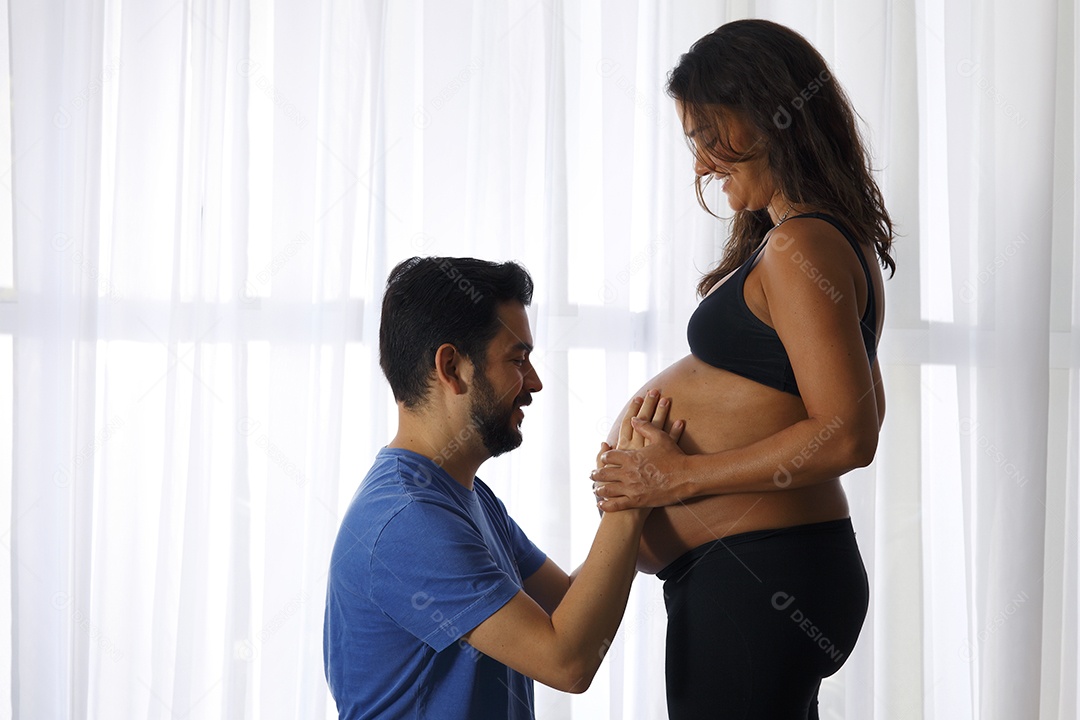 Casal no ensaio de gestante