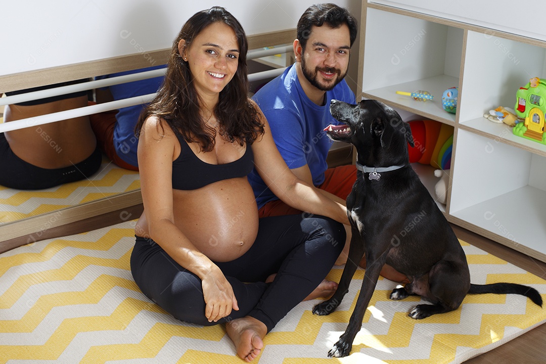 Casal com mulher gravida e seu cachorro de estimação