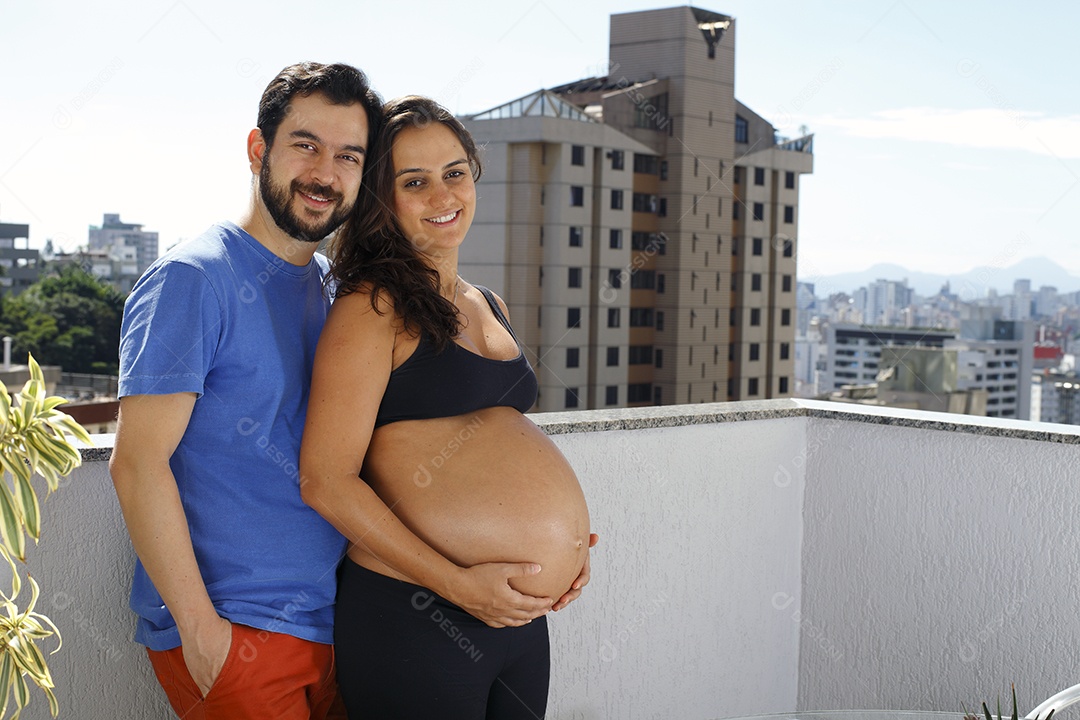 Casal apaixonado no ensaio de gestante