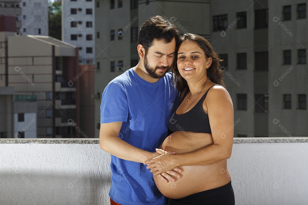 Casal apaixonado no ensaio de gestante