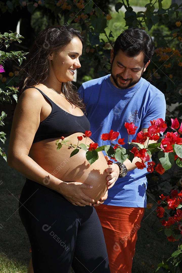 Casal fazendo ensaio fotográfico de gestação