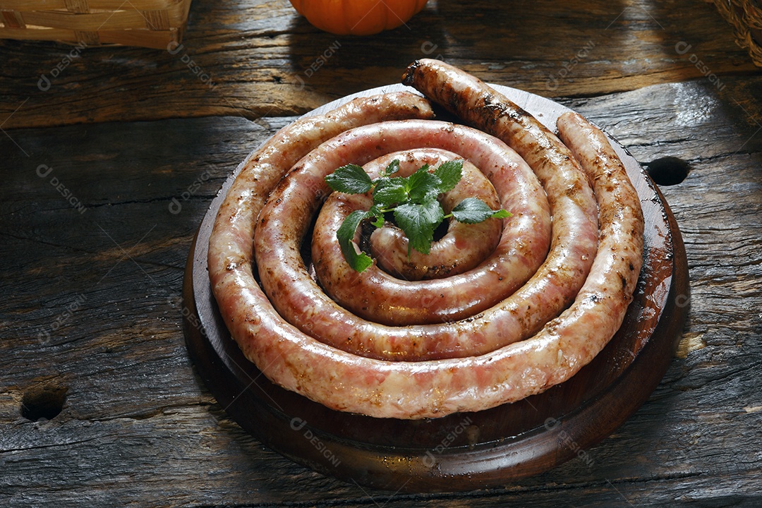 Linguiça caseira sobre uma tabua