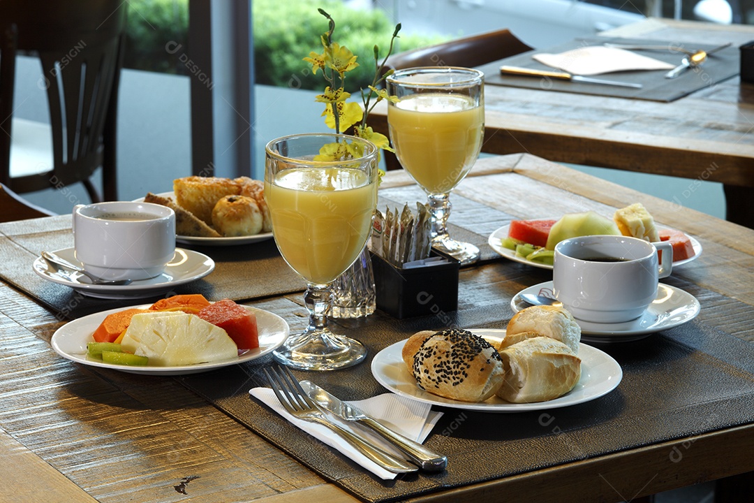 Mesa posta para um delicioso café da manhã