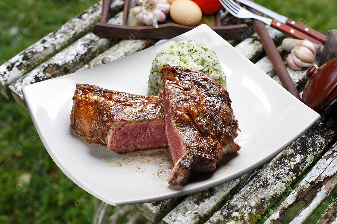 Costela assada com molho barbecue e arroz