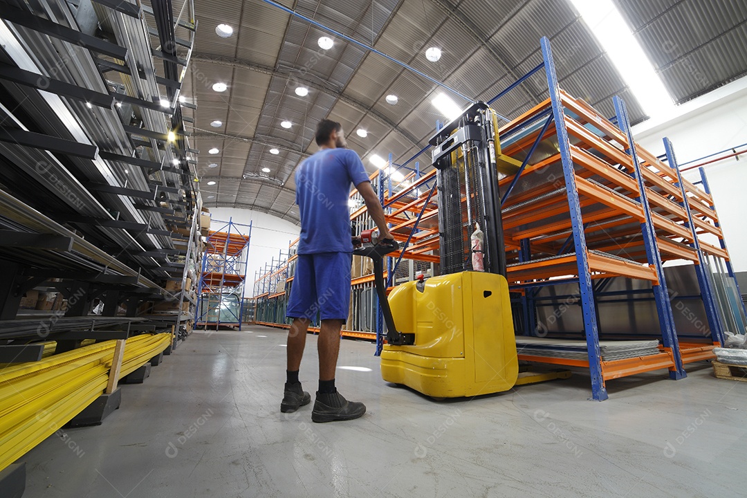 Homem com empilhadeira no galpão