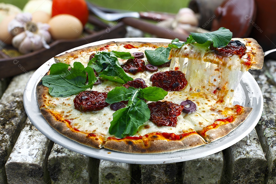Pizza com queijo e tomate