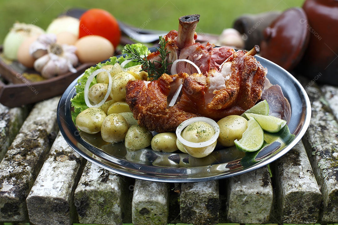 Joelho de porco defumado com batatas