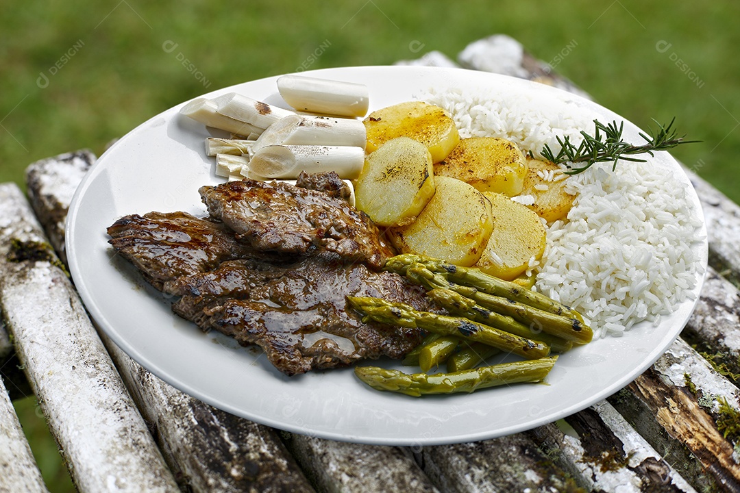 Carne grelhada com guarnições