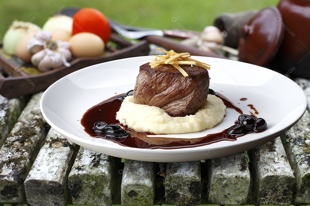 Purê com carne ao molho