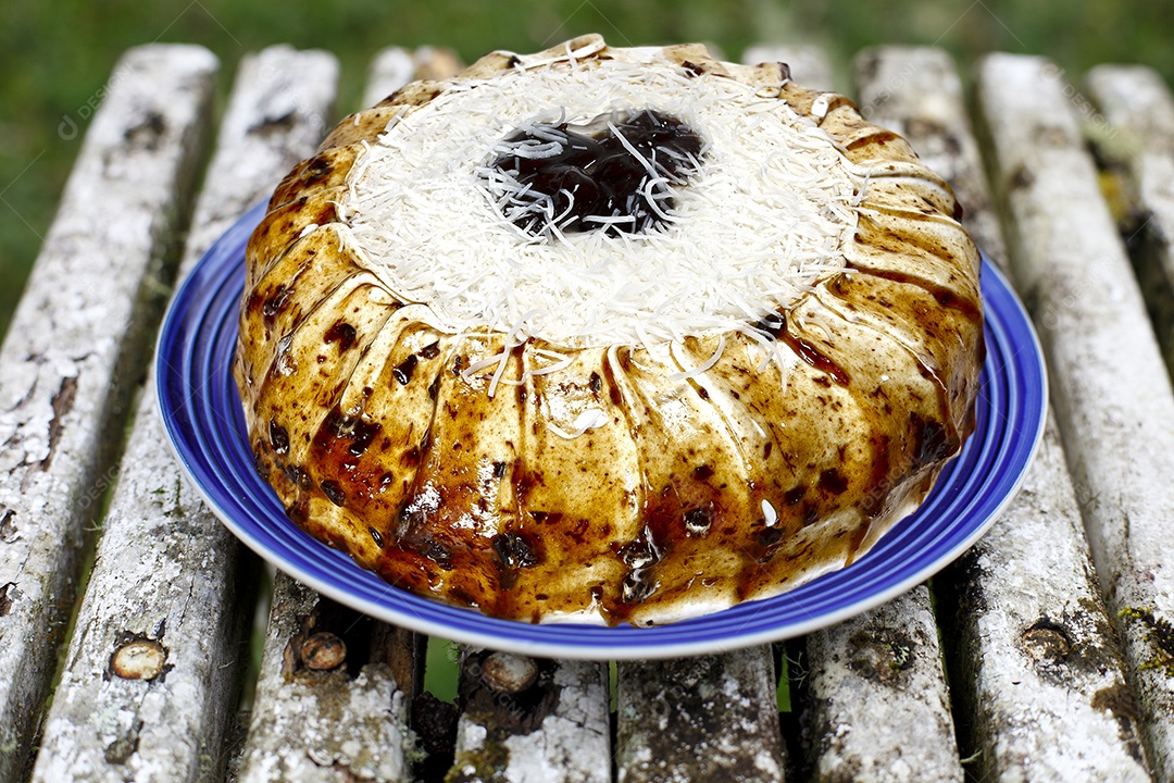 Bolo de coco com ameixas