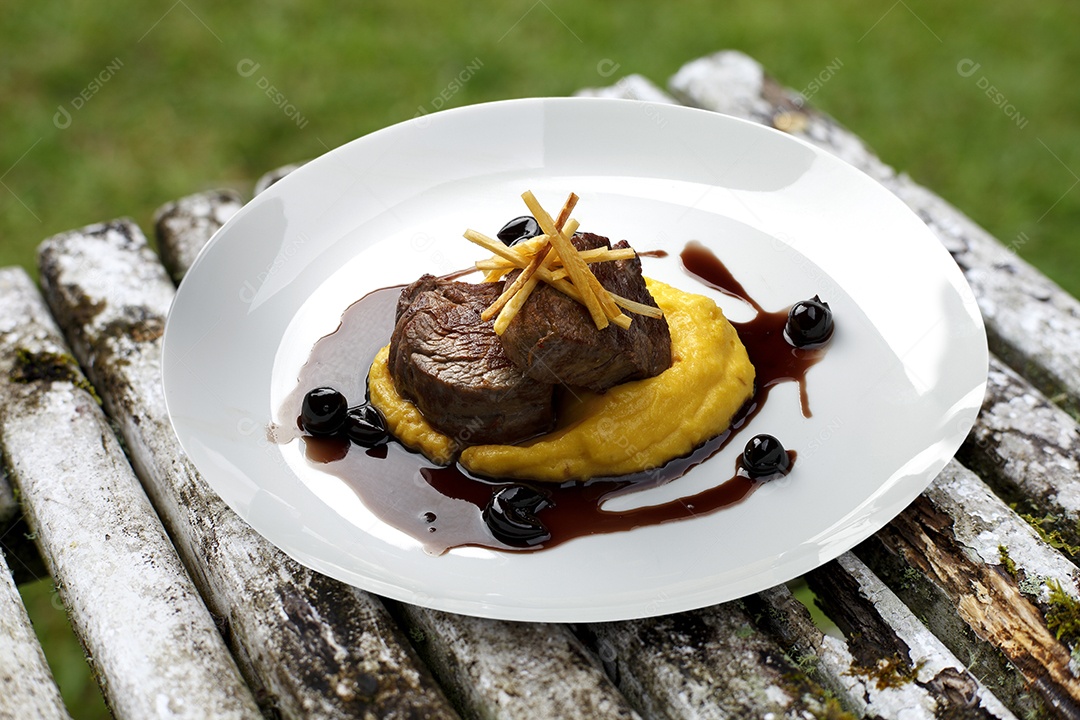 Purê com carnes ao molho