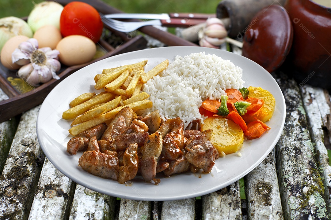 Arroz batatas fritas salada e carnes