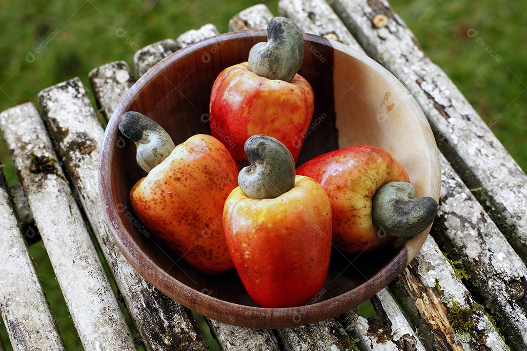 Tigela com lindos cajus fresco