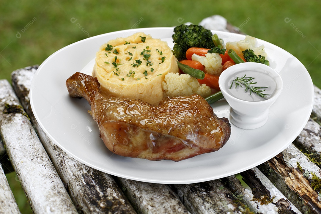 Coxas de frango grelhada com purê e salada