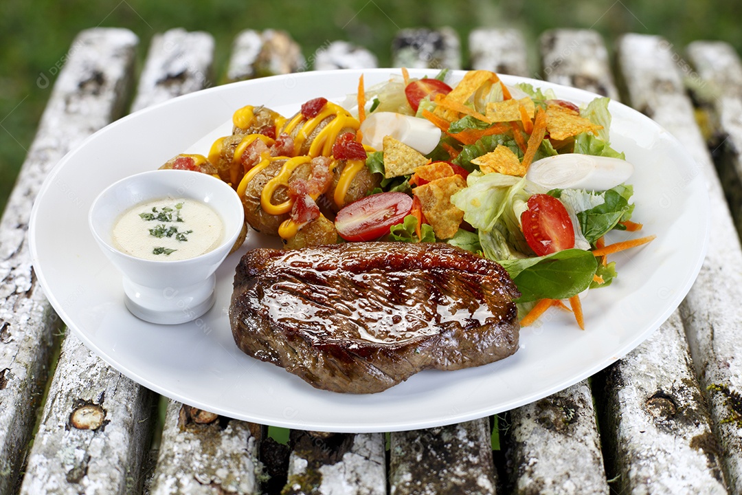 Picanha grelhada com salada e molho