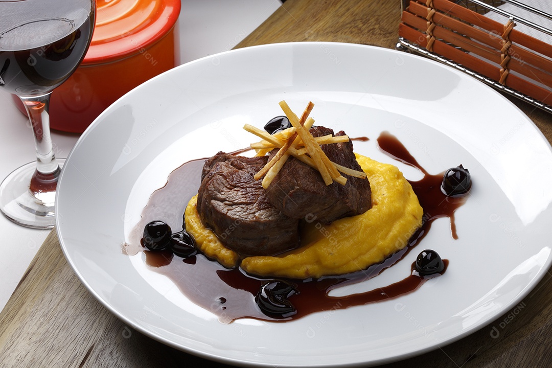 Filé mignon ao molho de vinho tinto purê comida sofisticada