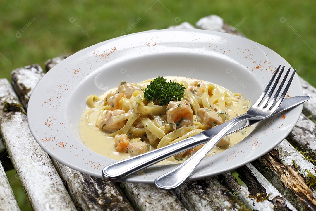Camarão com macarrão ao molho branco