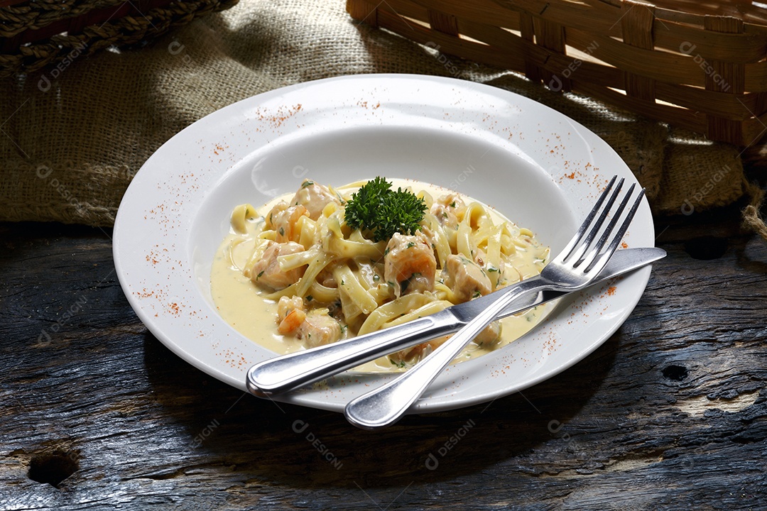 Camarão com macarrão ao molho branco
