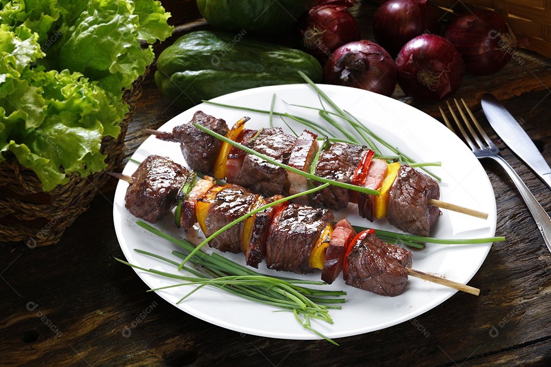 Espeto de carne com legumes e ervas