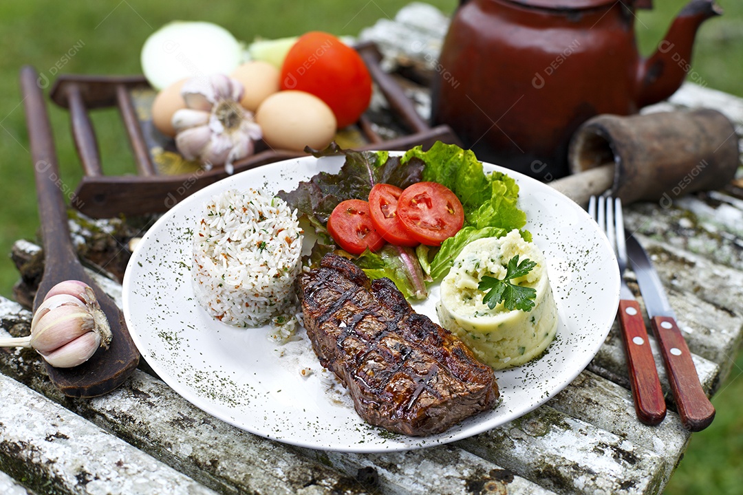 Comida arroz com purê e carne salada