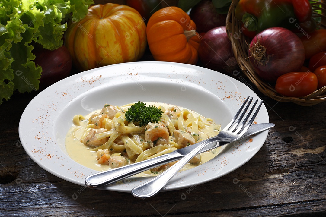 Macarrão com camarão ao creme branco