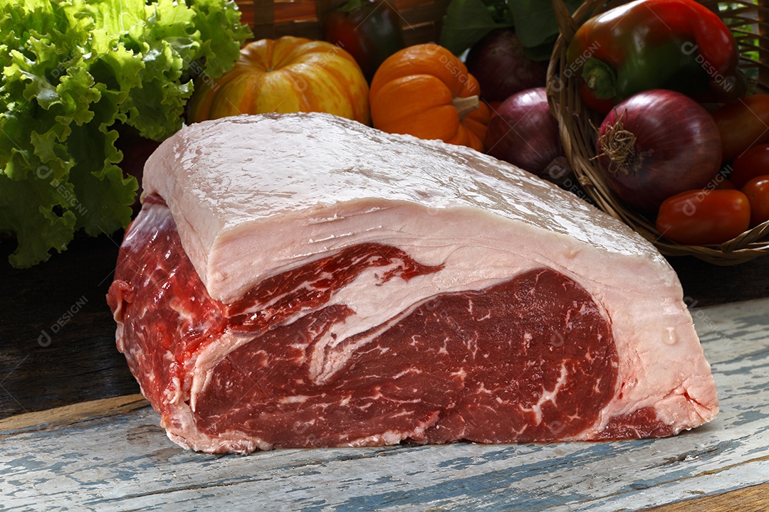 Pedaço de bife cru para alimentação