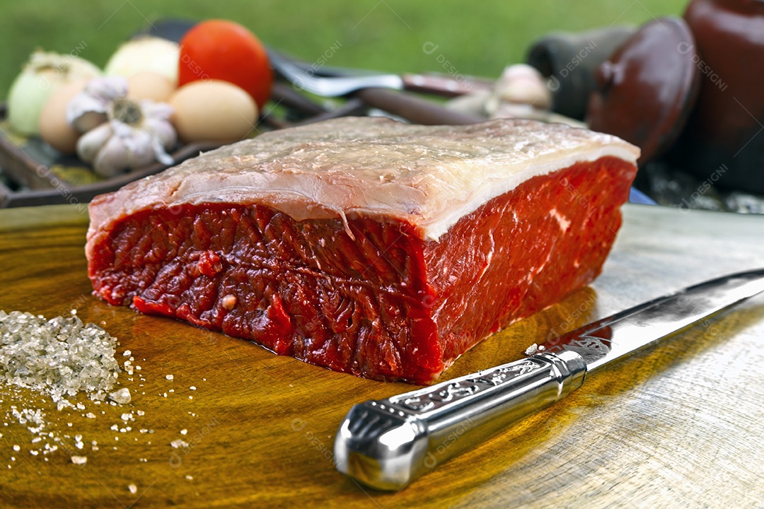 Peça de picanha sobre a tabua para churrasco