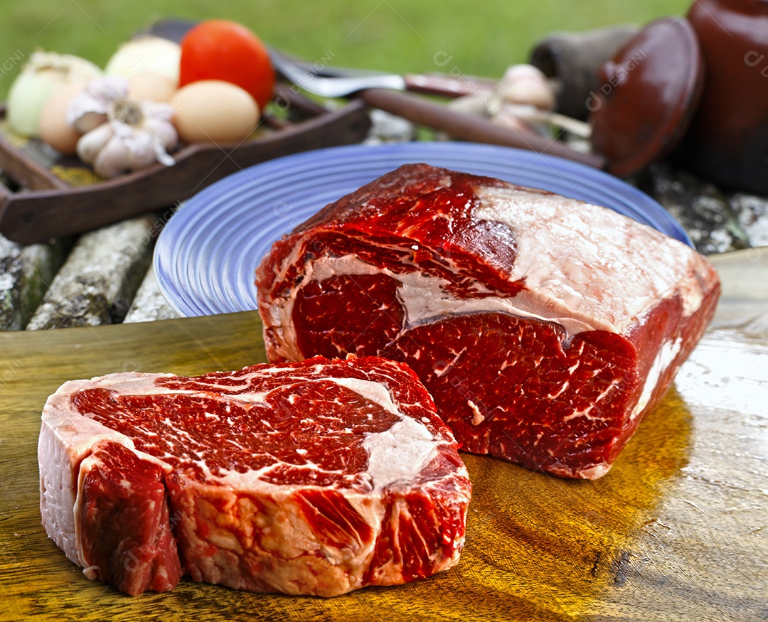 Bifes de carne cru fresco