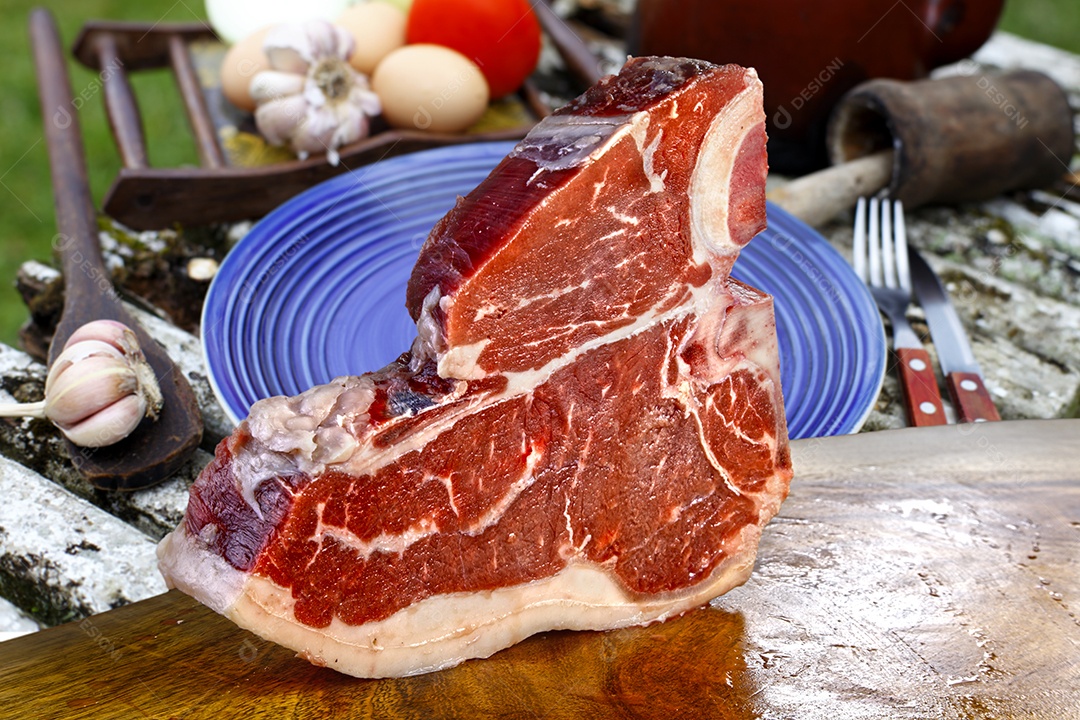 Um bife T bone fresco