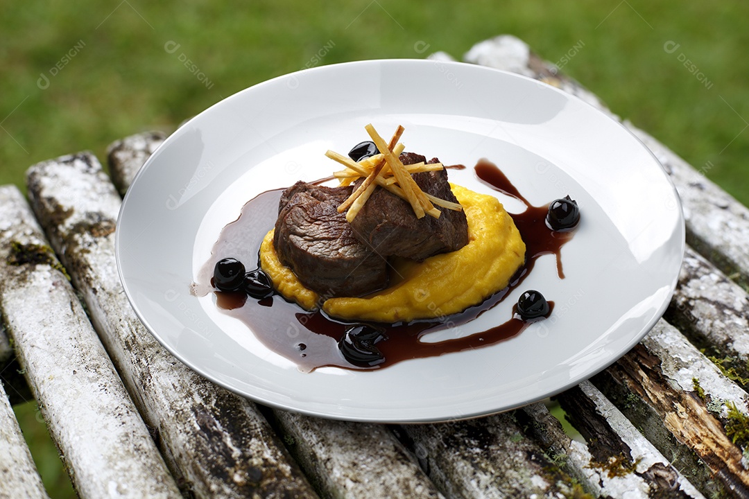 Filé mignon delicioso com purê comida sofisticada