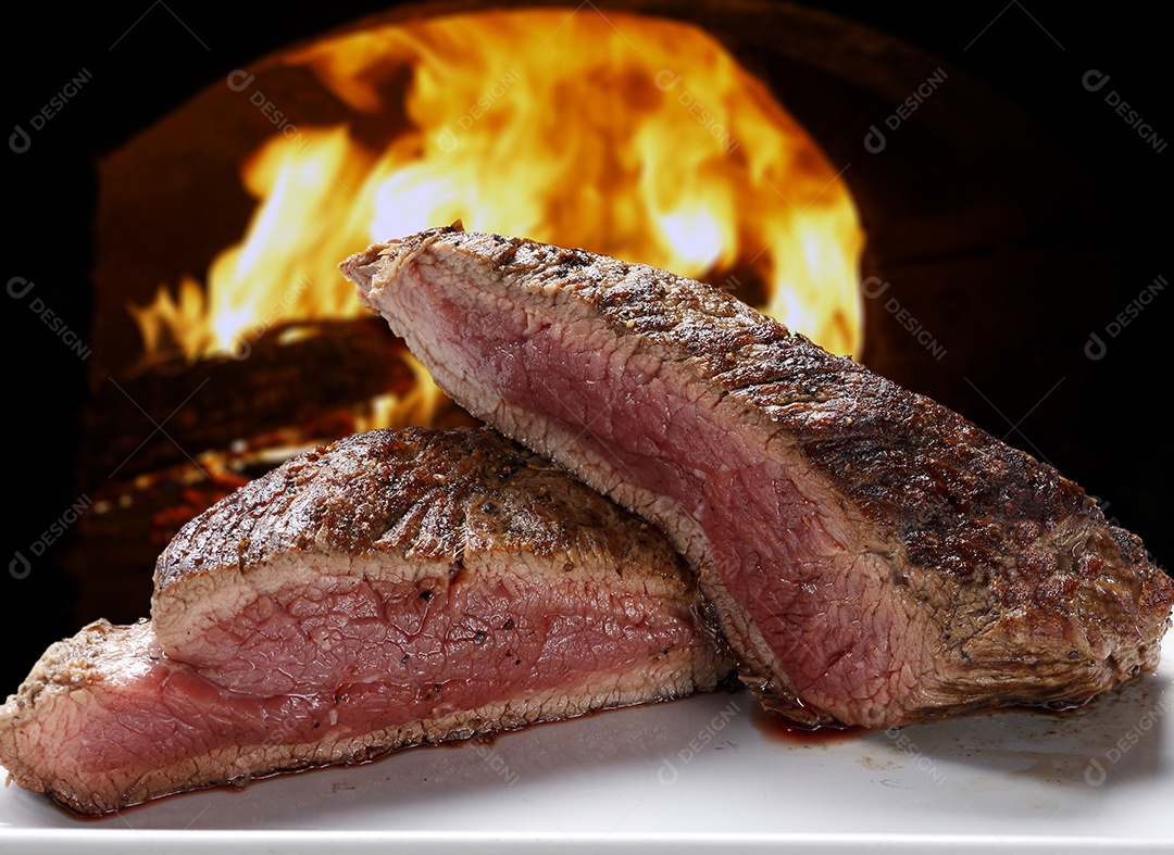 Carne grelhada sobre uma tabua branca