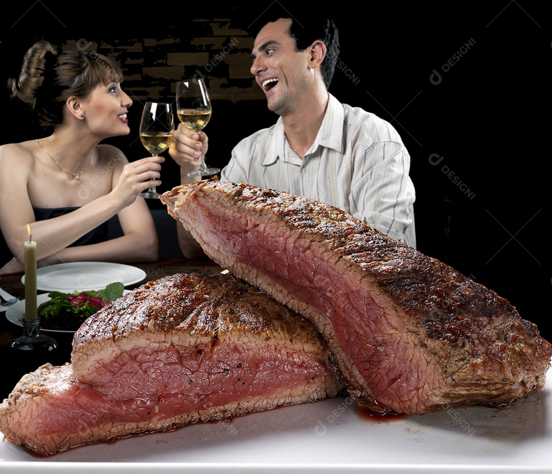 Casal apaixonados bebendo e esperando comida em restaurante