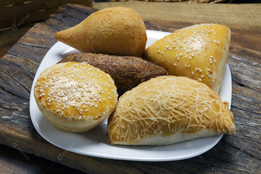 Lanches tradicional brasileiro sobre uma tabua de madeira