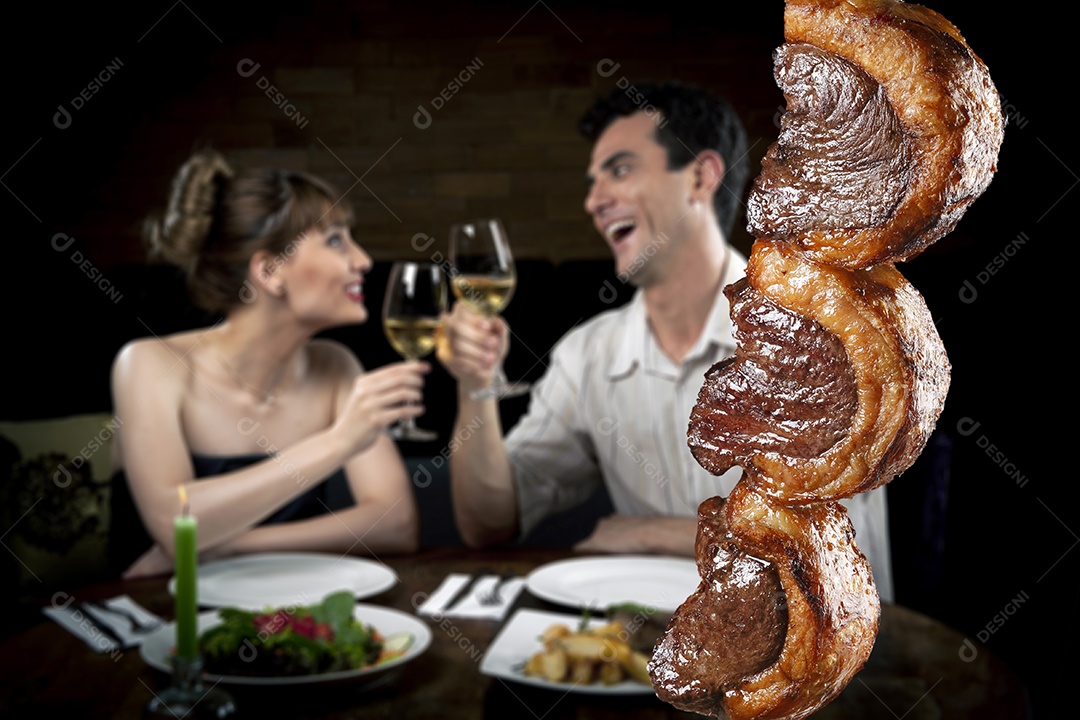 Casal em um restaurante de churrasco de picanha