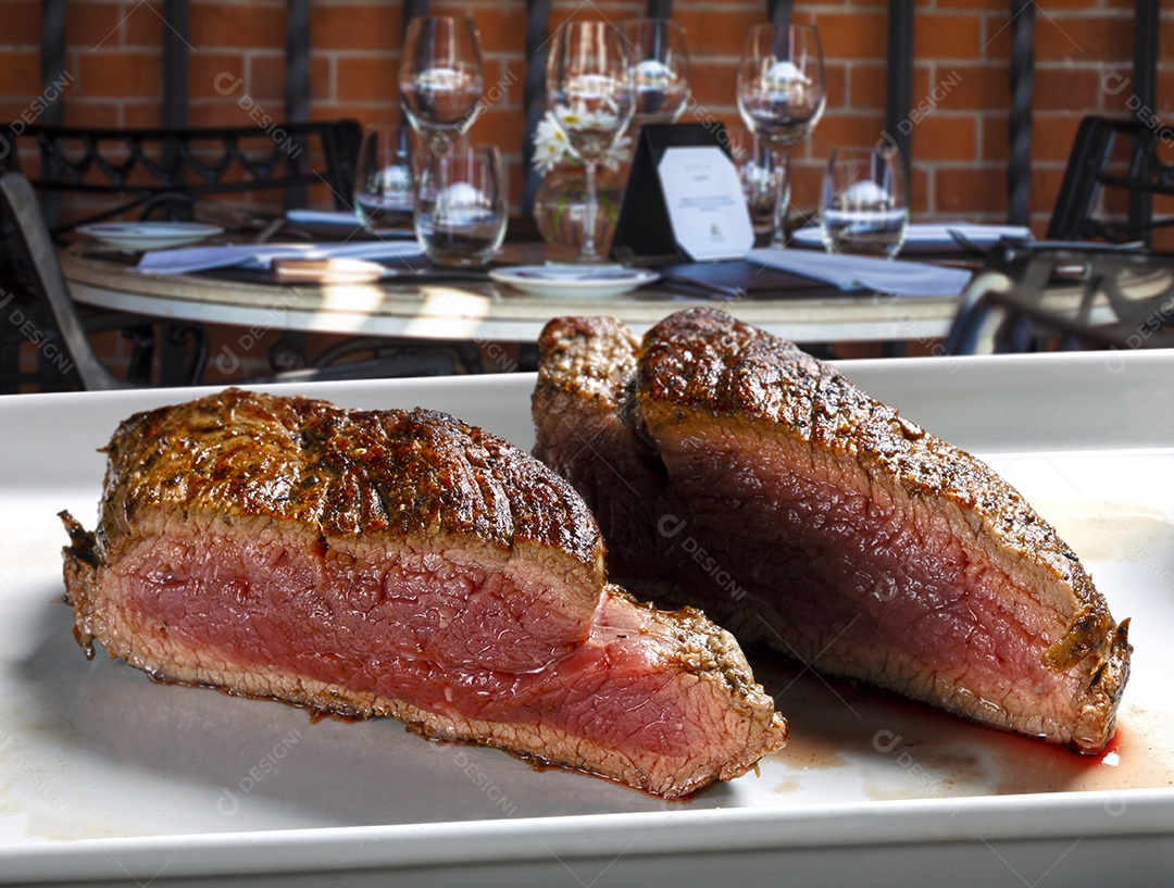Carne ao ponto assada sobre mesa de restaurante
