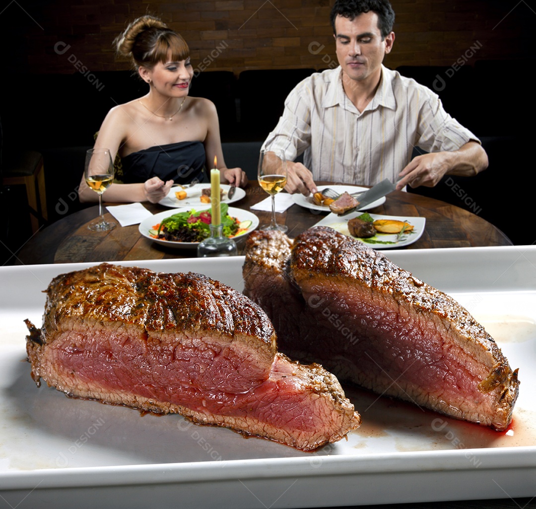 Casal no restaurante de churrasco