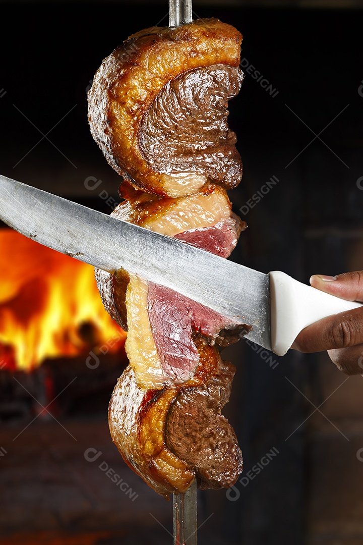 Espeto de picanha sendo cortada