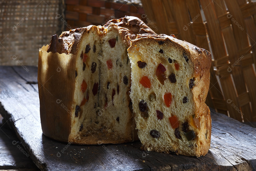 Panetone com frutas sobre fundo de madeira