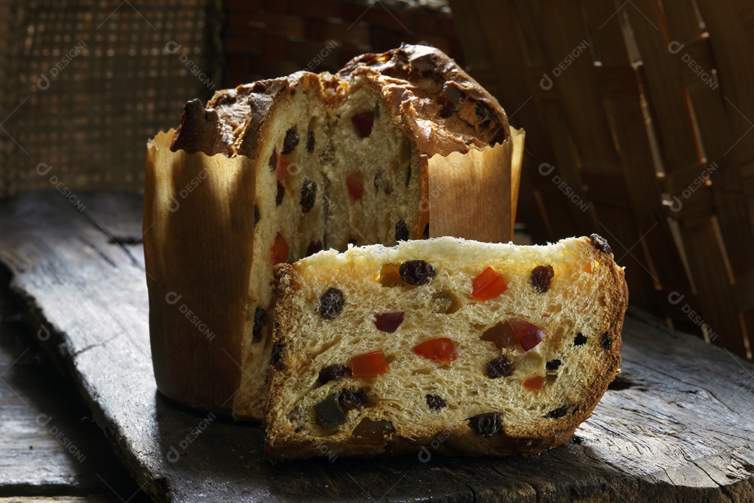 Panetone com frutas sobre mesa de madeira