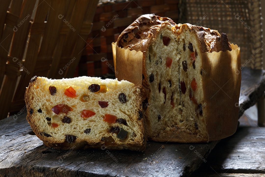 Panetone com frutas sobre pedra de mármore