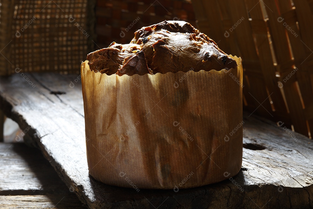 Panetone sobre tábua de madeira