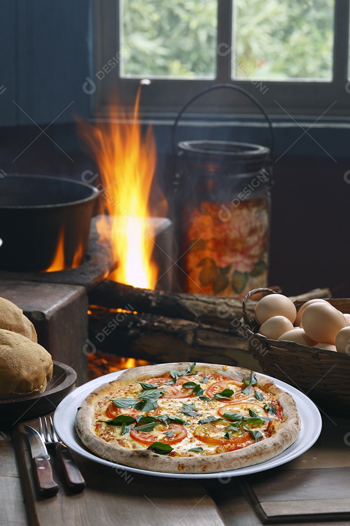 Pizza marguerita tomate mussarela manjericão