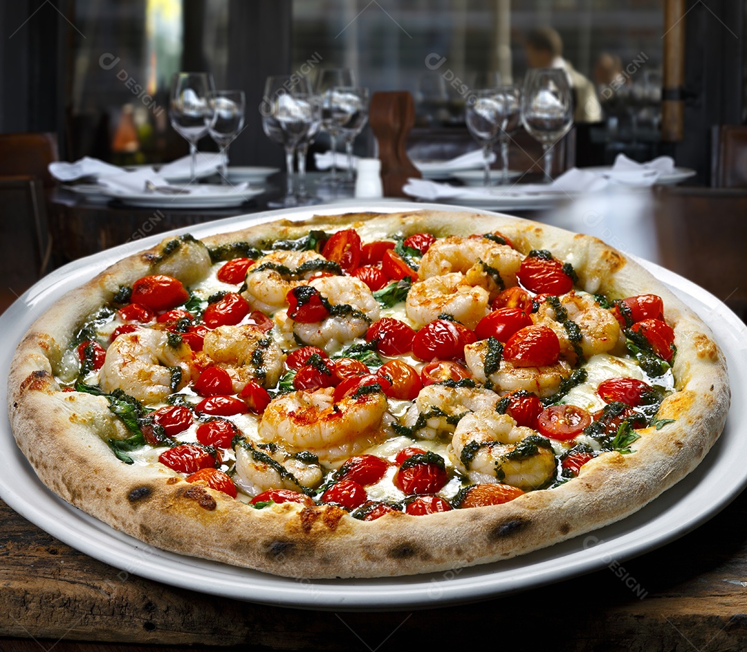 Pizza de camarão com tomates