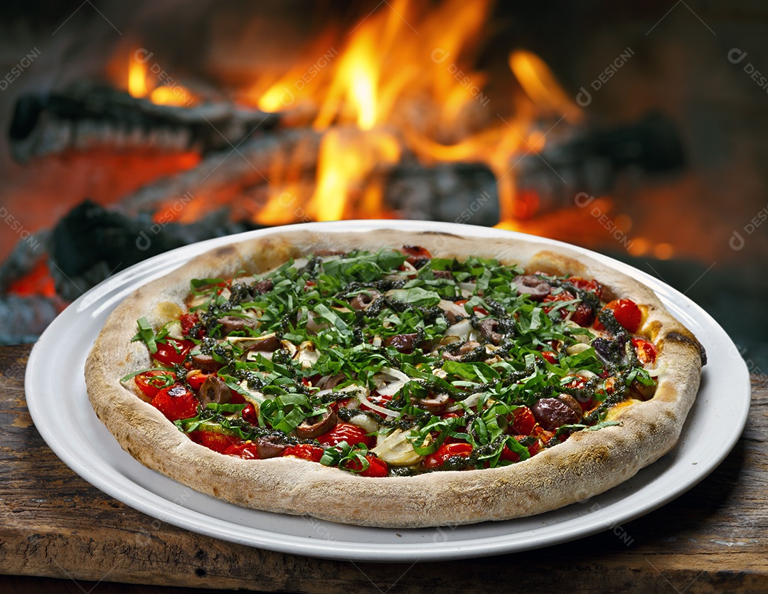 Pizza de azeitona com queijo e tomates cerejas