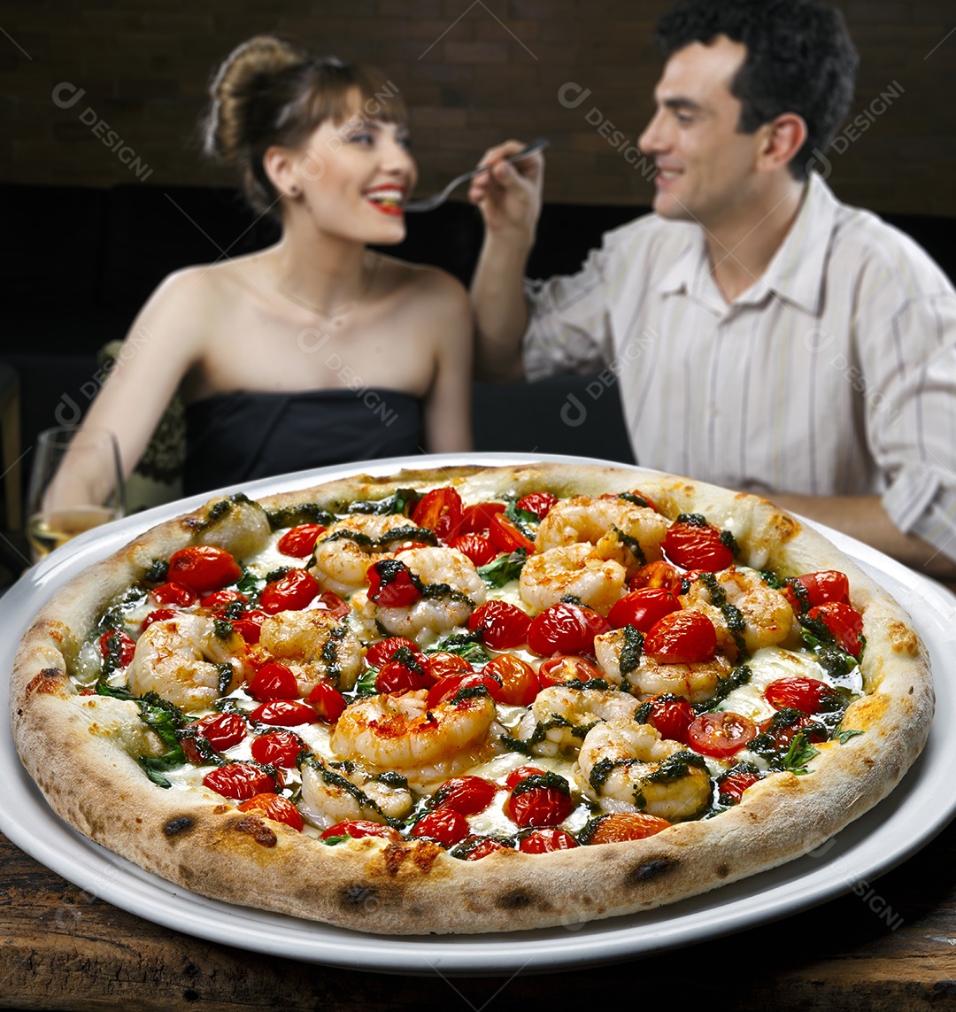 Casal jantando em pizzaria de frutos do mar