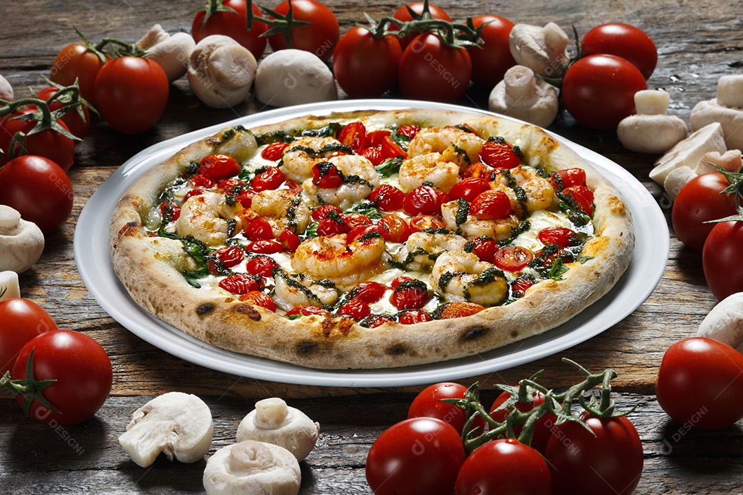Pizza de camarão com tomate cereja