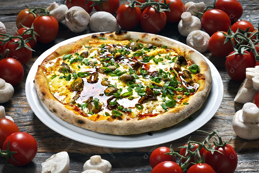 Pizza de queijo com cogumelos