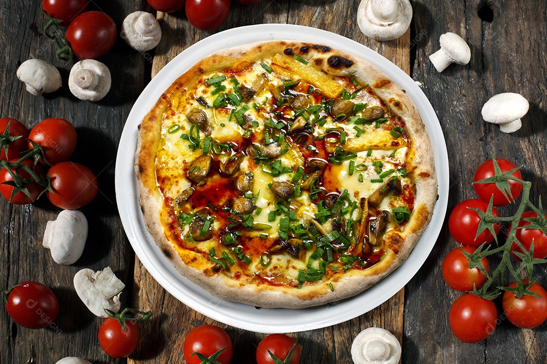 Pizza de queijo com tomate