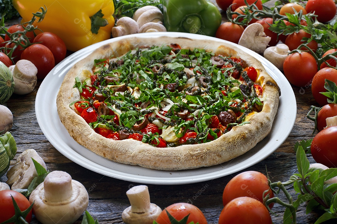 Pizza de azeitona com queijo e tomates cerejas